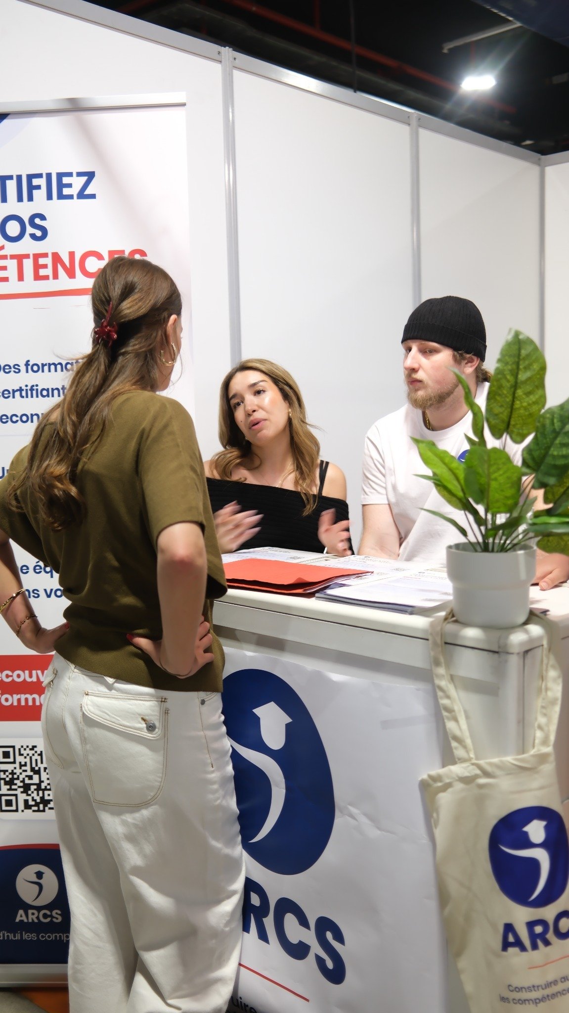 Une étudiante échange avec l’équipe ARCS sur le stand du salon