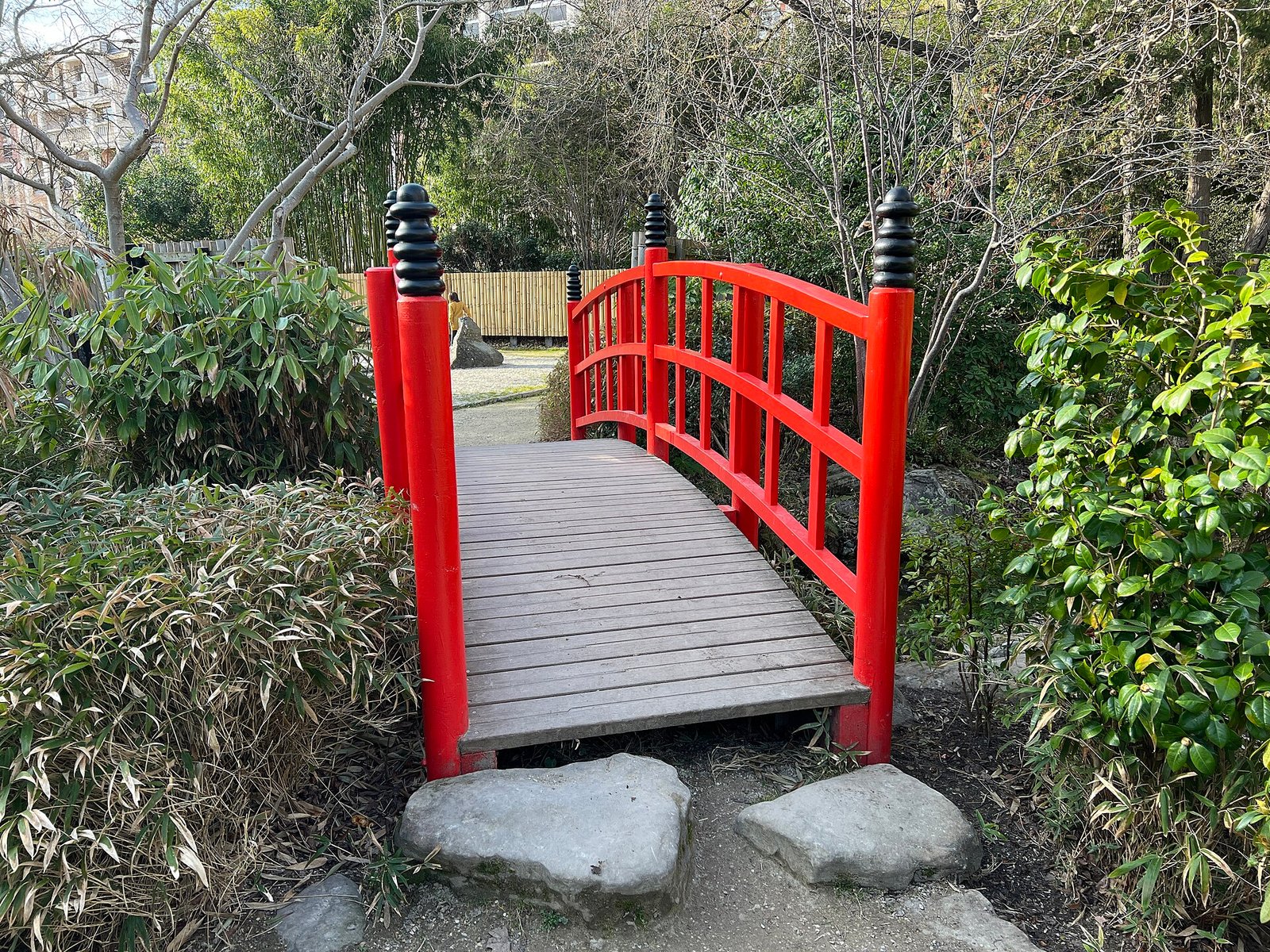 Passerelle dans le jardin japonais du Parc de l’Amitié à Rueil-Malmaison